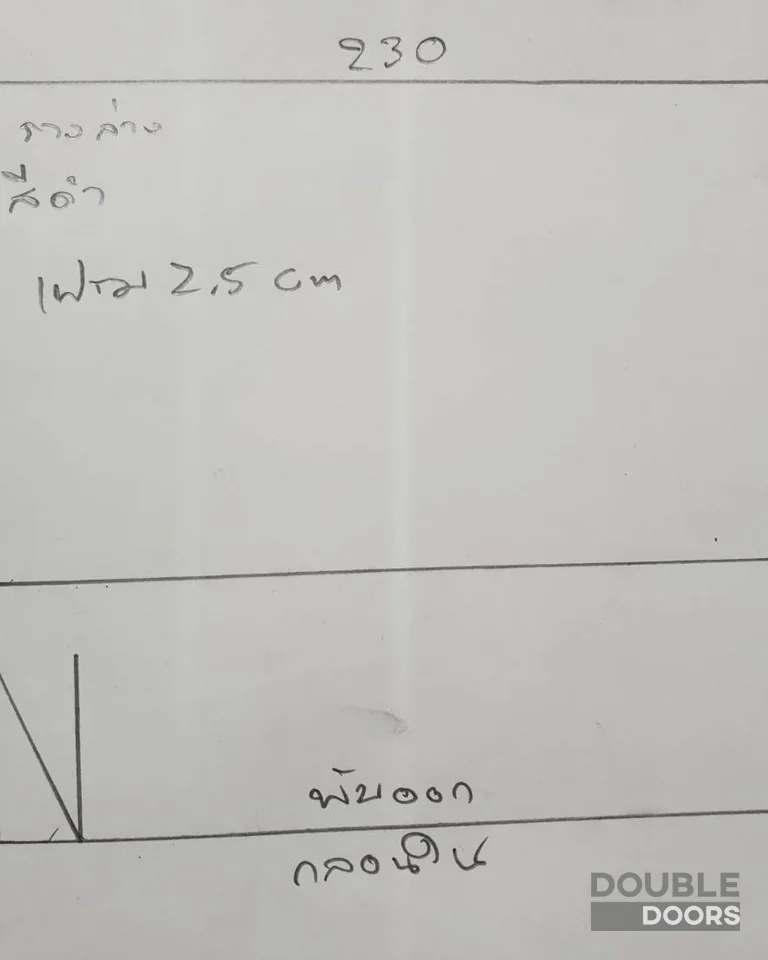 ประตูบานเฟี้ยม ขนาดกว้าง 230 ซม. × สูง 261 ซม. ก่อนติดตั้ง