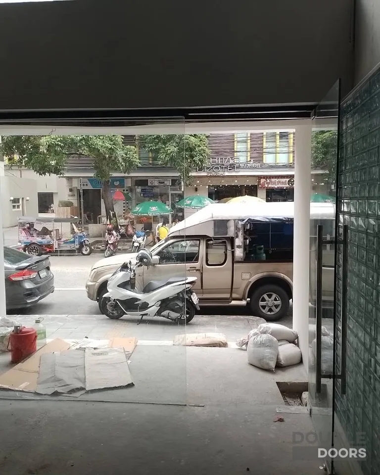 ประตูบานเฟี้ยม กั้นพื้นที่ปรับอากาศ ก่อนติดตั้ง