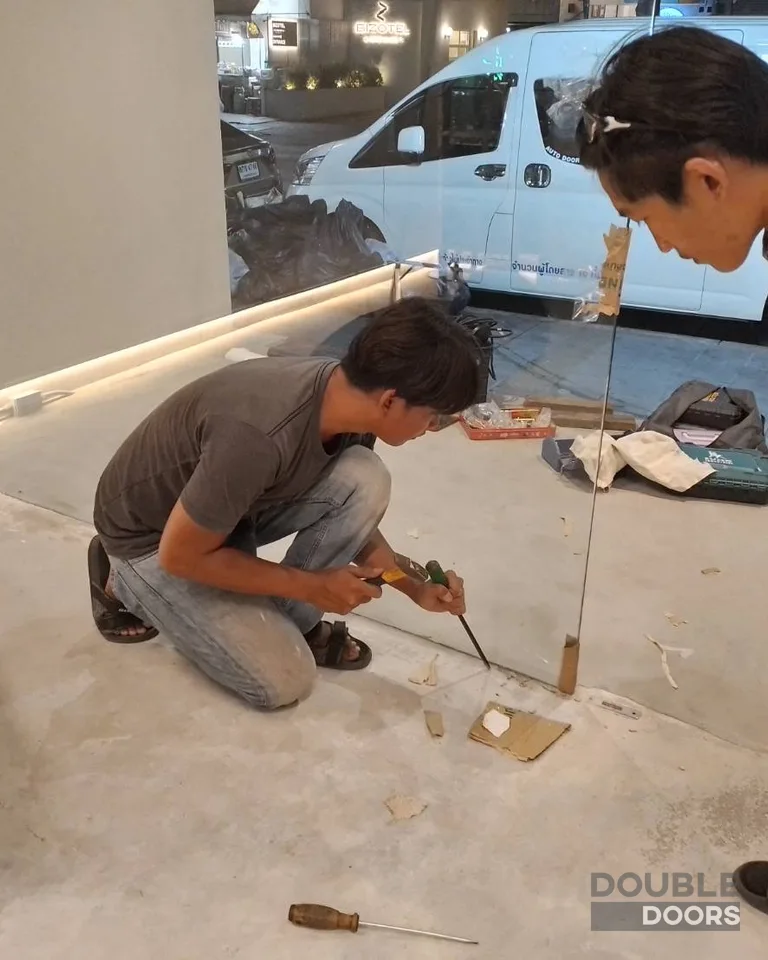 ประตูบานเฟี้ยม กั้นพื้นที่ปรับอากาศ ก่อนติดตั้ง