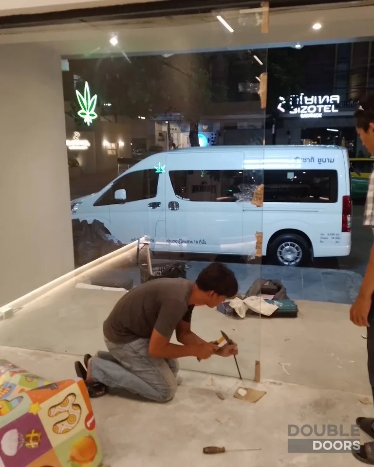 ประตูบานเฟี้ยม กั้นพื้นที่ปรับอากาศ ก่อนติดตั้ง