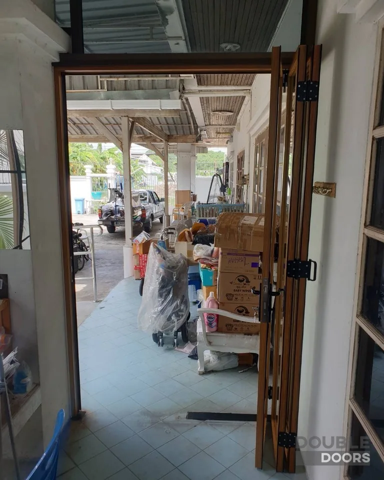ประตูบานเฟี้ยม หลังติดตั้ง ภาพที่ 4 ขนาด 147 × 223 ซม.