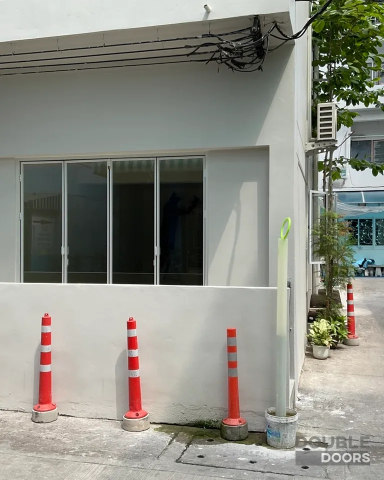 ประตูบานเฟี้ยม พื้นที่เชื่อมต่อภายในและภายนอก หลังติดตั้ง