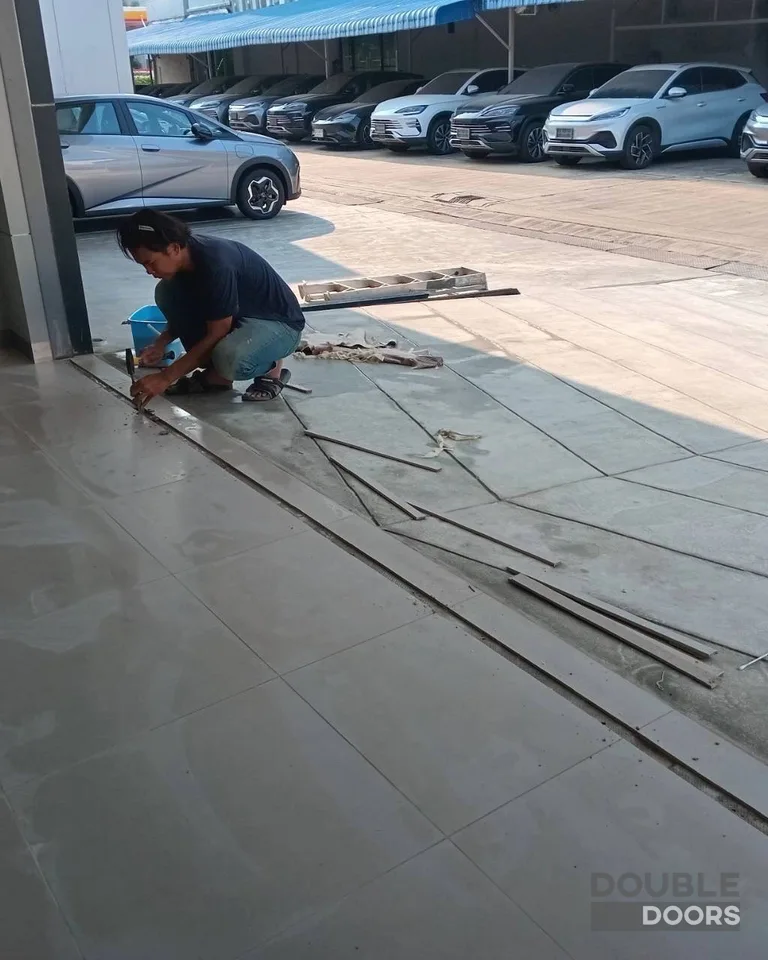 ประตูบานเฟี้ยม กั้นพื้นที่ปรับอากาศ ก่อนติดตั้ง