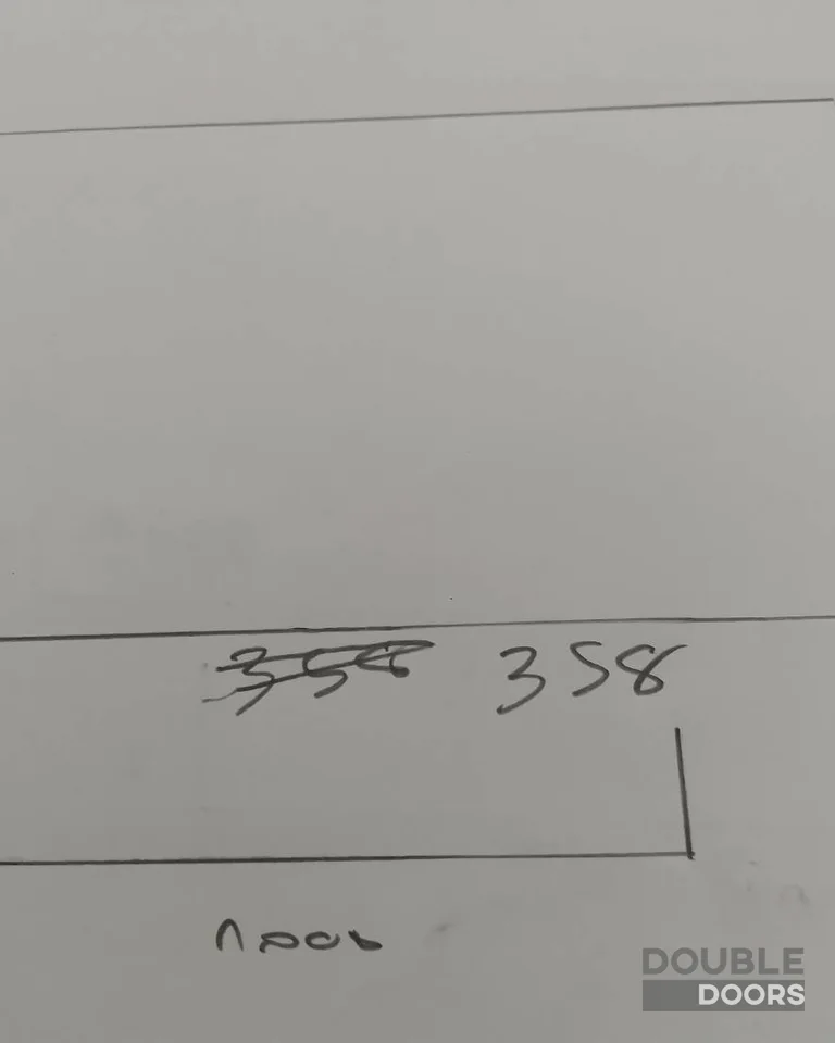 ประตูบานเฟี้ยม ขนาดกว้าง 358 ซม. × สูง 273 ซม. ก่อนติดตั้ง