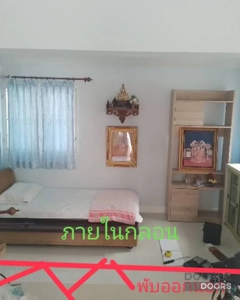 ประตูบานเฟี้ยม ขนาดกว้าง 231 ซม. × สูง 202 ซม. ก่อนติดตั้ง