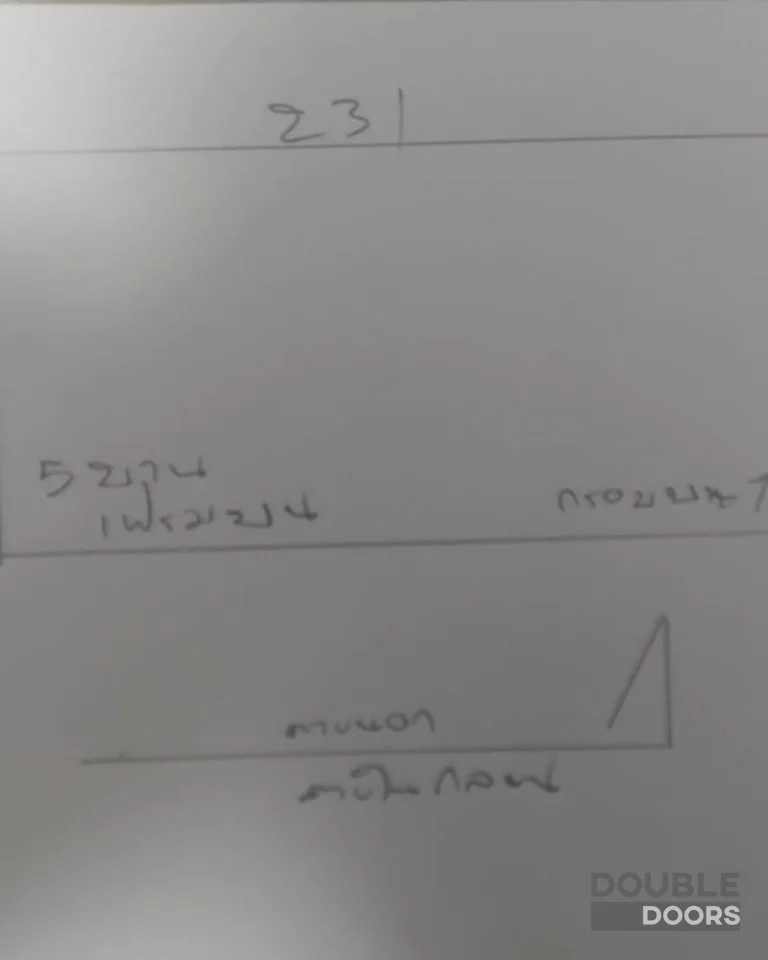 ประตูบานเฟี้ยม ขนาดกว้าง 231 ซม. × สูง 202 ซม. ก่อนติดตั้ง
