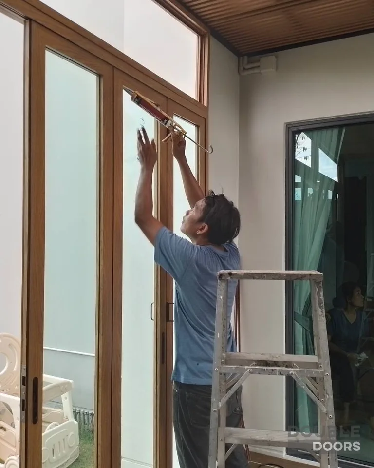 ประตูบานเฟี้ยม กั้นพื้นที่ปรับอากาศ ก่อนติดตั้ง