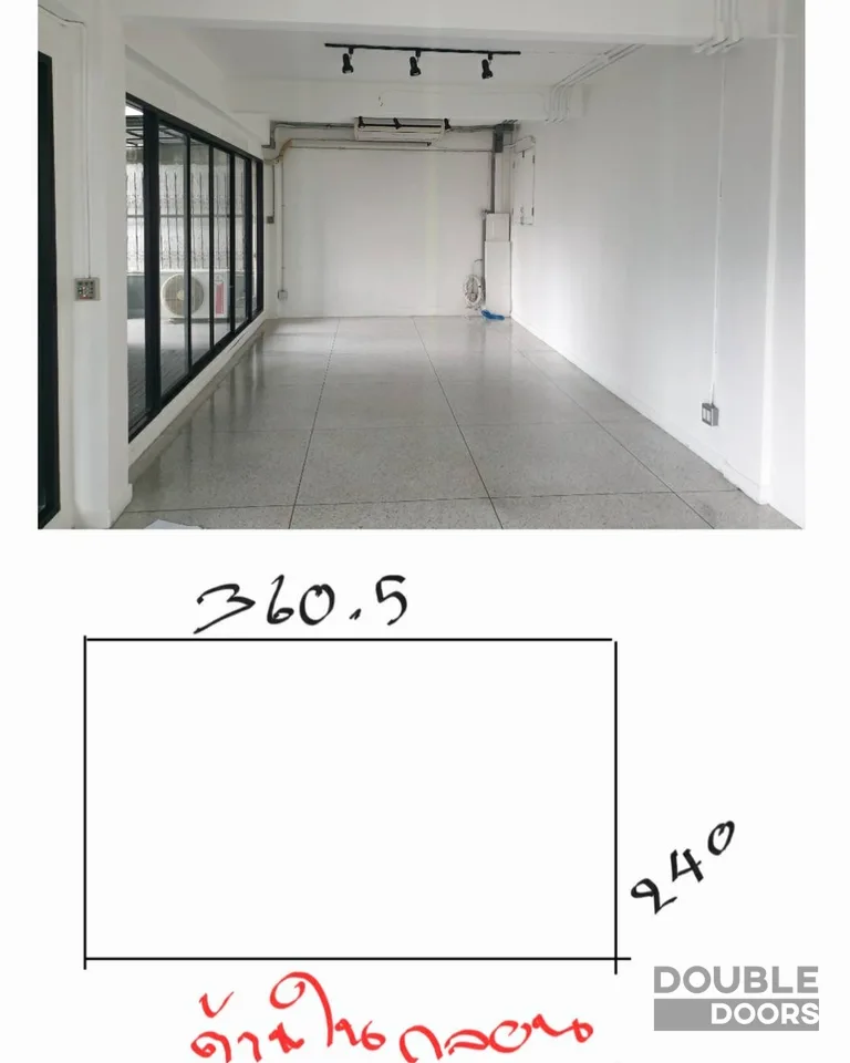 ประตูบานเฟี้ยม ขนาดกว้าง 360.5 ซม. × สูง 240 ซม. ก่อนติดตั้ง