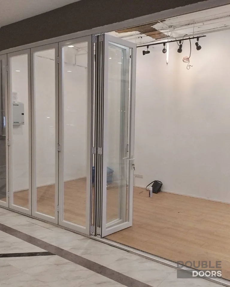 ประตูบานเฟี้ยม ทางเข้าอาคาร หลังติดตั้ง